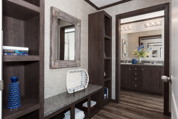 95PLH28523AH_MasterBathCloset_02